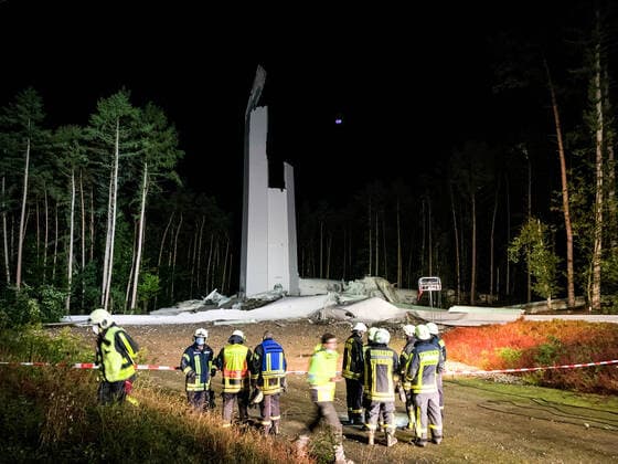 Bilder des Jahres 2021, News 09 September News Themen der Woche KW39 News Bilder des Tages (NRW) Windkraftwerk bei Haltern am See komplett eingestürzt - Einweihung wäre am 30.9. gewesen- Partyzelte stehen in Nähe - 6 Millionen Euro Schaden laut ersten Angaben Windkraftwerk bei Haltern am See (NRW) im Wald komplett auseinandergefallen - 6 Millionen Euro Schaden laut ersten Angaben Nordrhein-Westfalen, 45721 Haltern am See, Deutschland *** NRW wind power plant near Haltern am See completely collapsed inauguration would have been on 30 9 party tents stand near 6 million euros damage according to initial data wind power plant near Haltern am See NRW in the forest completely fallen apart 6 million euros damage according to initial data North Rhine-Westphalia, 45721 Haltern am See, Germany Copyright: 7aktuell.dex xM.xGruber