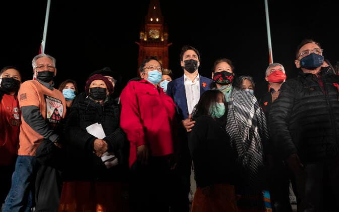 News Bilder des Tages September 29, 2021, Ottawa, on, Canada: Canadian Prime Minister Justin Trudeau poses with residential school survivors and their families following a ceremony on Parliament Hill on the eve of the first National Day of Truth and Reconciliation, Wednesday, September 29, 2021 in Ottawa. Ottawa Canada  - ZUMAc35_ 20210929_zaf_c35_149 Copyright: xAdrianxWyldx