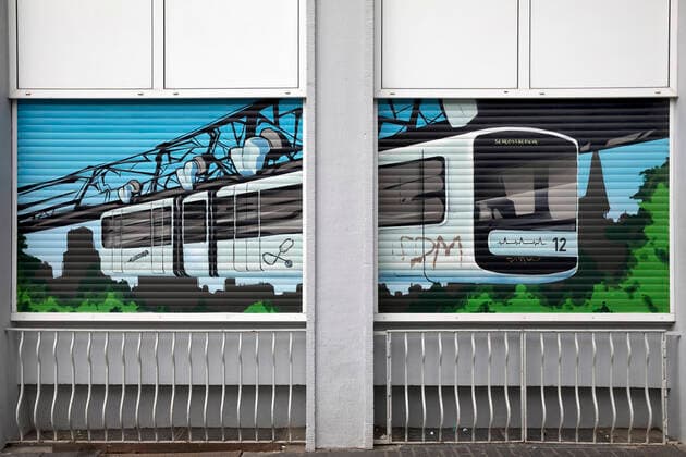 IMAGO Creative: NGO, Kunst im öffentlichen Raum und Kulturinitiativen Schwebebahn auf Rolladen aufgemalt im Zentrum von Elberfeld, Deutschland, NRW, Bergisches Land, Wuppertal-Elberfeld suspension monorail painted onto shutters of a building in the centre of Elberfeld, Germany, North Rhine-Westphalia, Bergisches Land, Wuppertal-Elberfeld BLWS653109 *** Suspension monorail painted onto shutters of a building in the centre of Elberfeld, Germany, North Rhine Westphalia, Bergisches Land, Wuppertal Elberfeld BLWS653109 Copyright: xblickwinkel S.xZiesex