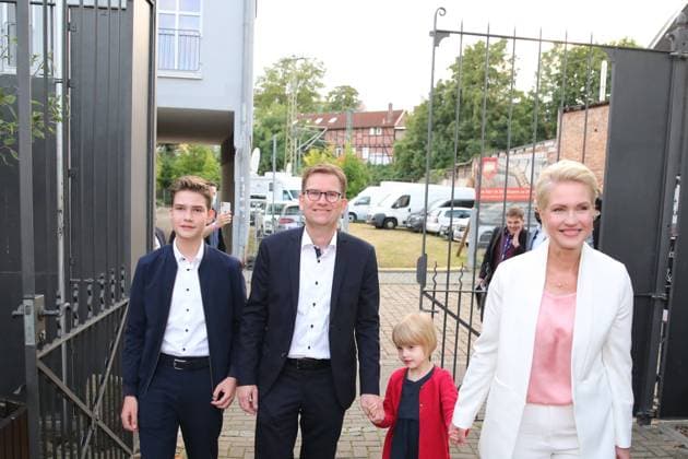 Die Ministerpräsidentin des Landes Mecklenburg Vorpommern Manuela Schwesig kommt am Sonntag (26.09.2021) in der Landeshauptstadt Schwerin mit ihrem Ehemann Stefan sowie den beiden Kindern Julian und Julia bei einer Wahlparty der SPD des Landes an. In MV wird im Verlauf des Tages ein neuer Landtag gewählt. Die Sozialdemokraten sind dabei mit ihrer Spritzenkandidatin Manuela Schwesig als stärkste Kraft hervorgegangen. So gab es am Abend für die Sozialdemokraten richtig etwas zu feiern. *** The Prime Minister of the state of Mecklenburg-Western Pomerania Manuela Schwesig arrives on Sunday 26 09 2021 in the state capital Schwerin with her husband Stefan and the two children Julian and Julia at an election party of the SPD of the state In M
