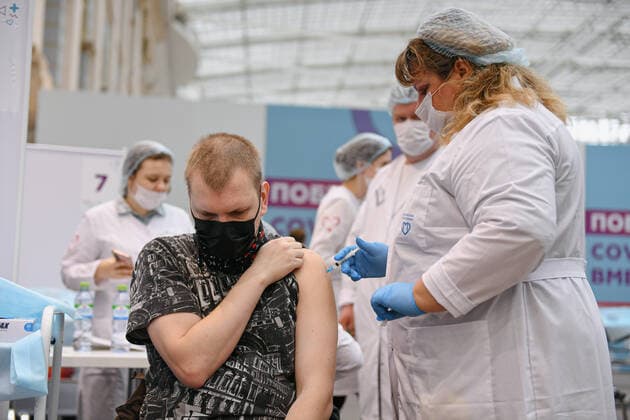 (210930) -- MOSCOW, Sept. 30, 2021 -- A health worker administers a dose of COVID-19 vaccine at a vaccination center in Moscow, Russia, Sept. 30, 2021. ) RUSSIA-MOSCOW-COVID-19-VACCINATION EvgenyxSinitsyn 