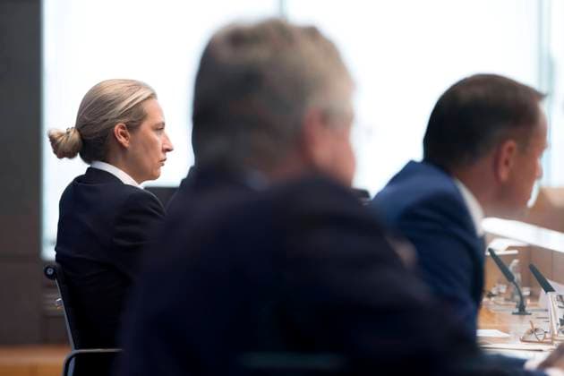 Alice Weidel, Joerg Meuthen, Tino Chrupalla, AfD DEU, Deutschland, Germany, Berlin, 27.09.2021 Alice Weidel, Fraktionsvorsitzende der AfD, Alternative fuer Deutschland, Joerg Meuthen, Bundessprecher der AfD, und Tino Chrupalla, Parteivorsitzender der AfD (v.l.n.r.), waehrend der PK von der Partei AfD, Alternative fuer Deutschland, bei der Bundespressekonferenz einen Tag nach der Bundestagswahl in Berlin. en: Alice Weidel, leader of the parliamentary fraction of the right-wing party AfD, Joerg Meuthen, AfD, and Tino Chrupalla, leader of the right-wing party AfD, Alternative fuer Deutschland, Alternative for Germany, federal spokesman (f.l.t.r.), during a press call at the federal press conference, Bundespressekonferenz, the day after the fe