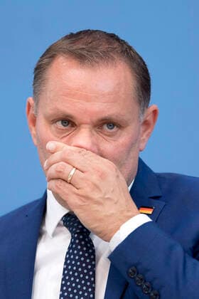 Tino Chrupalla, AfD DEU, Deutschland, Germany, Berlin, 27.09.2021 Tino Chrupalla, Parteivorsitzender der AfD, waehrend der PK von der Partei AfD, Alternative fuer Deutschland, bei der Bundespressekonferenz einen Tag nach der Bundestagswahl in Berlin. en: Tino Chrupalla, leader of the right-wing party AfD, Alternative fuer Deutschland, Alternative for Germany, federal spokesman, during a press call at the federal press conference, Bundespressekonferenz, the day after the federal elections in Berlin, Germany. *** Tino Chrupalla, AfD DEU, Deutschland, Germany, Berlin, 27 09 2021 Tino Chrupalla, leader of the right wing party AfD, Alternative for Germany, federal spokesman, during a press call at the federal press conference, Bundespresseko