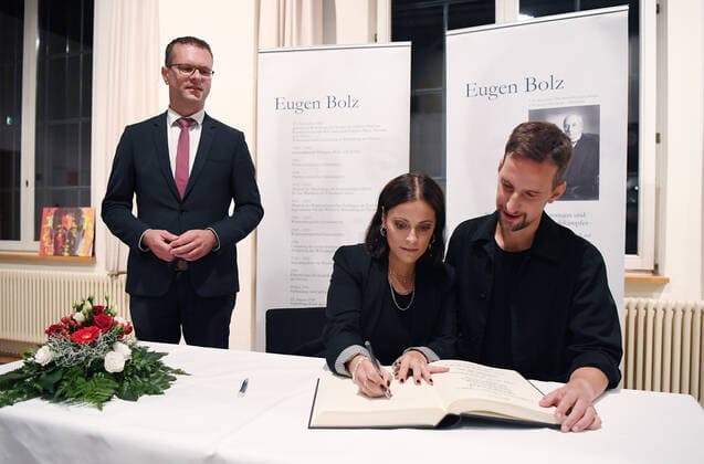 Rottenburg 30 09 2021 Eugen Bolz Prize 2021 Award winners the rock and pop band Silbermond, Stefanie Kloss center and Johannes Stolle sign the Golden Book of the city, Mayor Stephan Neher li, CDU ulmer