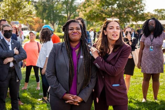 Berühmte Feministinnen, Alexandria Ocasio-Cortez Protest For Build Back Better Plan At US Capitol Congresswomen Cori Bush (D-MO) and Alexandria Ocasio-Cortez (D-NY) speak at a protest at the US Capitol, hosted by People™s Watch. Protesters have been at the Capitol since Monday, September 27 and plan to continue the protest until Congress passes the Build Back Better Act (a.k.a. reconciliation budget) and its investments in healthcare, citizenship, and climate solutions. Washington DC United States bailey-protestf210930_npous  Copyright: xAllisonxBaileyx