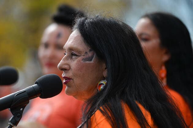 Calgary Commemorates Canada s First National Day For Truth And Reconciliation Indigenous artist Wendy Walker performs during an outdoor official ceremony at Fort Calgary as the City of Calgary commemorates Orange Shirt Day, and observes the first National Day for Truth and Reconciliation (a federal statutory holiday). On Thursday, 30 September 2021, in Fort Calgary, Calgary, Alberta, Canada. Calgary Canada widak-calgaryc210930_npFDw  Copyright: xArturxWidakx
