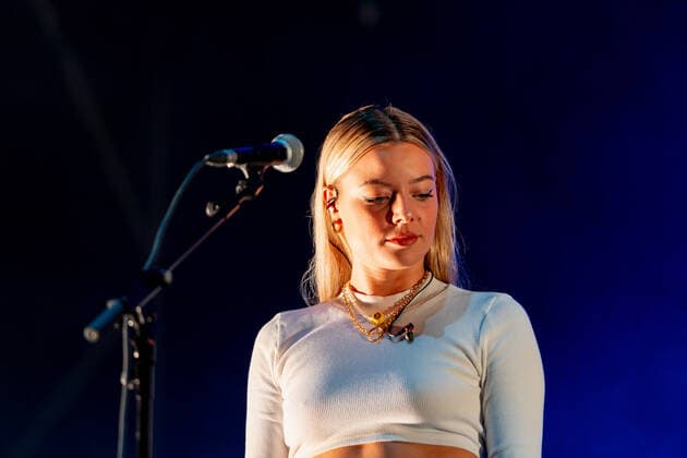 September 30, 2021, Valencia, Spain: Marina Martinez Reche attends her sister Alba Reche s concert in La Marina, Valencia. .Marina Reche is the little sister of the singer Alba Reche, she is an influencer and sometimes sings with her sister. Valencia Spain - ZUMAs197 20210930_zaa_s197_238 Copyright: xXiscoxNavarrox