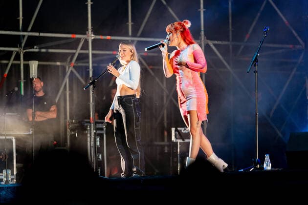 September 30, 2021, Valencia, Spain: Marina Martinez Reche sister of Alba Reche (L), together with Alba Martinez Reche, better known as Alba Reche (R), perform on stage during a concert at La Marina in Valencia..Alba Martinez Reche is a Spanish singer-songwriter, composer and artist. She became known by participating in the TVE talent contest, Operacion Triunfo 2018, being part of its tenth edition and being in the second position. Valencia Spain - ZUMAs197 20210930_zaa_s197_252 Copyright: xXiscoxNavarrox
