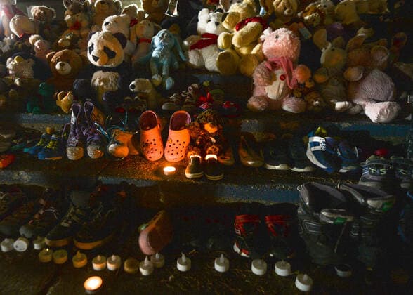 Candlelight Vigil Marks National Day For Truth And Reconciliation In Calgary Hundreds of toys, teddy bears, children s shoes seen at the residential school memorial on the steps of Calgary City Hall, on the first National Day for Truth and Reconciliation, a day to honour the lost children and survivors of residential schools, their families and communities. On Thursday, 30 September 2021, in Calgary, Alberta, Canada. Calgary Canada widak-candleli210930_npGKe  Copyright: xArturxWidakx