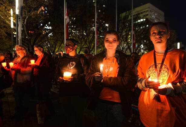 Candlelight Vigil Marks National Day For Truth And Reconciliation In Calgary People gather during a candlelight vigil at the residential school memorial in front of Calgary City Hall, on the first National Day for Truth and Reconciliation, a day to honour the lost children and survivors of residential schools, their families and communities. On Thursday, 30 September 2021, in Calgary, Alberta, Canada. Calgary Canada widak-candleli210930_npRUE  Copyright: xArturxWidakx