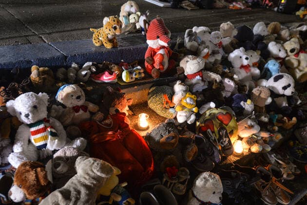 Candlelight Vigil Marks National Day For Truth And Reconciliation In Calgary Hundreds of toys, teddy bears, children s shoes seen at the residential school memorial on the steps of Calgary City Hall, on the first National Day for Truth and Reconciliation, a day to honour the lost children and survivors of residential schools, their families and communities. On Thursday, 30 September 2021, in Calgary, Alberta, Canada. Calgary Canada widak-candleli210930_npkTz  Copyright: xArturxWidakx