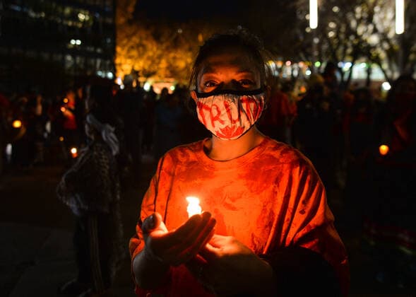 Candlelight Vigil Marks National Day For Truth And Reconciliation In Calgary People gather during a candlelight vigil at the residential school memorial on the steps of Calgary City Hall, on the first National Day for Truth and Reconciliation, a day to honour the lost children and survivors of residential schools, their families and communities. On Thursday, 30 September 2021, in Calgary, Alberta, Canada. Calgary Canada widak-candleli210930_np7qJ  Copyright: xArturxWidakx