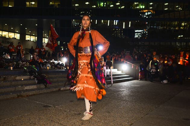 Candlelight Vigil Marks National Day For Truth And Reconciliation In Calgary A young woman performs an indiginius dance during a candlelight vigil at the residential school memorial on the steps of Calgary City Hall, on the first National Day for Truth and Reconciliation, a day to honour the lost children and survivors of residential schools, their families and communities. On Thursday, 30 September 2021, in Calgary, Alberta, Canada. Calgary Canada widak-candleli210930_npitL  Copyright: xArturxWidakx