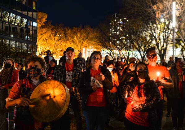 Candlelight Vigil Marks National Day For Truth And Reconciliation In Calgary People gather during a candlelight vigil at the residential school memorial in front of Calgary City Hall, on the first National Day for Truth and Reconciliation, a day to honour the lost children and survivors of residential schools, their families and communities. On Thursday, 30 September 2021, in Calgary, Alberta, Canada. Calgary Canada widak-candleli210930_npCod  Copyright: xArturxWidakx