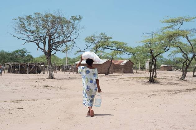 IMAGO Cultures of the world, Wayuu Volk in Kolumbien September 26, 2021, Mayapo, La Guajira, Colombia: A Wayuu indigenous member covers her head with a sac of food while she carries a water bottle during a Humanitarian Mission developed by De Corazon Guajira in Mayapo at La Guajira - Colombia were they visited the Wayuu indigenous communities Pactalia, Poromana, Perrohuila on September 26, 2021. The Guajira region in Colombia is the poorest region in Colombia, with its people commongly living without drinkable water, electricity and food. Mayapo Colombia - ZUMAvp1_ 20210926_zia_vp1_015 Copyright: xMiyerxJuanax