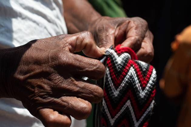 IMAGO Cultures of the world, Wayuu Volk in Kolumbien September 26, 2021, Mayapo, La Guajira, Colombia: A Wayuu indigenous community member knits a traditional Wayuu backpack during a Humanitarian Mission developed by De Corazon Guajira in Mayapo at La Guajira - Colombia were they visited the Wayuu indigenous communities Pactalia, Poromana, Perrohuila on September 26, 2021. The Guajira region in Colombia is the poorest region in Colombia, with its people commongly living without drinkable water, electricity and food. Mayapo Colombia - ZUMAvp1_ 20210926_zia_vp1_020 Copyright: xMiyerxJuanax