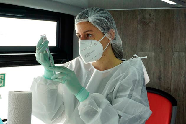 Vaccination bus Berlin, 01 10 2021 A syringe is drawn up with Moderna vaccine in the Berlin vaccination bus The Berlin vaccination buses will be driving through the capital Berlin Berlin Germany from October onwards.
