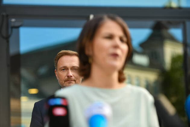 Bilder des Jahres 2021, News 10 Oktober News Themen der Woche KW39 News Bilder des Tages Berlin, Deutschland 01. Oktober 2021: Gespraech zwischen Buendnis 90 Die Gruenen und FDP - Statement - 01.10.2021 Annalena Baerbock (B™90 Die Grünen), im Hintergrund Christian Lindner (FDP) DesignOffices Berlin am Zoo Berlin *** Berlin, Germany 01 October 2021 Talk between Buendnis 90 Die Gruenen and FDP Statement 01 10 2021 Annalena Baerbock B™90 Die Grünen , in the background Christian Lindner FDP DesignOffices Berlin am Zoo Berlin. Copyright: xFotostandx xReuhlx