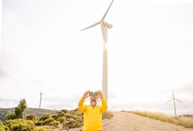 Man taking selfie near wind turbines at sunset Bítem, Catalunya, Spain CR_AULNOK210902-827794-01 ,model released, Symbolfoto