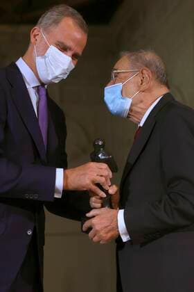 Former Spanish Minister Javier Solana (R) is awarded with the Premio a una Trayectoria Fulbright (lit. Fulbright Lifetime Achievement Award) by Spain s King Felipe VI (L) during an act held at Chapel of San Ildefonso, in Alcala de Henares, Madrid, Spain, 01 October 2021. Spain s King Felipe VI grants to former Spanish Minister Javier Solana with the Fulbright Lifetime Achievement Award !ACHTUNG: NUR REDAKTIONELLE NUTZUNG!  Copyright: xJUANJOxMARTÍNx GRAF3110 20211001-c5787e377105cfbf0c45693dd37ce38ab52bae31