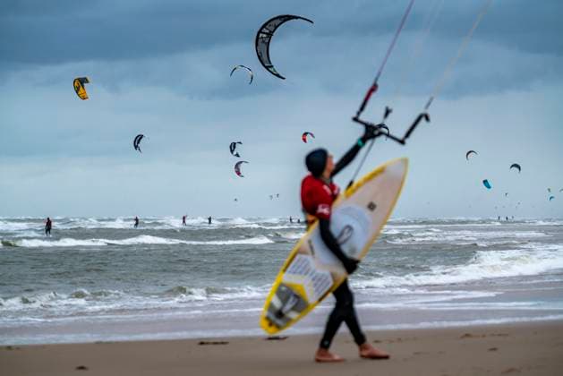 IMAGO Creative: Fit durch den Herbst Hoek tot Helder, das längste Downwind-Kite-Trip Race der Welt, 130 Kilometer an einem Tag entlang der Niederländischen Nordseeküste, von Hoek van Holland nach Den Helder, Charity Rennen mit über 450 Teilnehmern, Kitesurfer am Strand von Egmond aan Zee, Nordholland, Niederlande Kitesurfer Rennen *** Hoek tot Helder, the longest downwind kite trip race in the world, 130 kilometers in one day along the Dutch North Sea coast, from Hoek van Holland to Den Helder, charity race with over 450 participants, kitesurfers on the beach of Egmond aan Zee, North Holland, Netherlands Kitesurfing Race