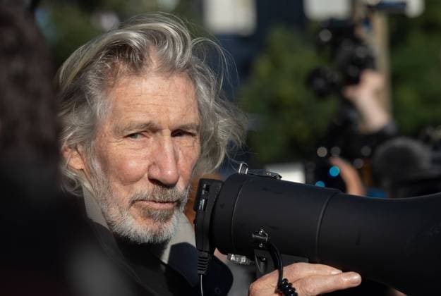 October 1, 2021, New York, New York, USA: Musician ROGER WATERS (with megaphone) spoke to supporters of former environmental lawyer Steven Donziger at a rally at the Daniel Patrick Moynihan United States Courthouse. Donziger was sentenced to six months in prison for contempt after serving two years of house arrest. Donziger sued and secured an $8.5 billion judgment in 2011 against Texaco on behalf of Ecuadorian farmers and Indigenous people. Chevron acquired the company and countersued, overturning the verdict. New York USA - ZUMAs18_ 20211001_zap_s18_016 Copyright: xEricxSlomansonx