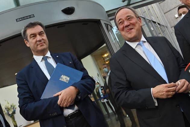 News Themen der Woche KW39 News Bilder des Tages Markus SOEDER (Ministerpraesident Bayern und CSU Vorsitzender) begruesst Armin LASCHET (CDU). Geburtstagsfeier des CSU-Ehrenvorsitzenden Dr. Edmund Stoiber zu seinem 80.Geburtstag am 01.10.2021 in der Hanns-Seidel-Stiftung in Muenchen. *** Markus SOEDER State Premier of Bavaria and CSU Chairman welcomes Armin LASCHET CDU Birthday celebration of CSU Honorary Chairman Dr Edmund Stoiber on his 80th birthday on 01 10 2021 at the Hanns Seidel Foundation in Munich