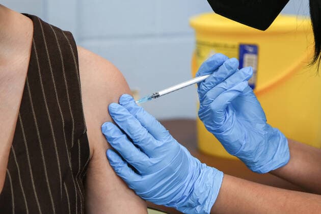 October 1, 2021, London, United Kingdom: A health worker administers Pfizer Covid-19 vaccine to a woman at a vaccination centre. London United Kingdom - ZUMAs197 20211001_zab_s197_030 Copyright: xDinendraxHariax