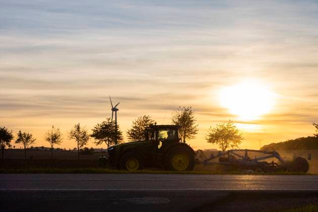 IMAGO Creative, Jahreszeit Herbst auf dem Land News Bilder des Tages Landwirtschaft Ein Traktor glättet ein Feld bei Reinholdshaiin für die Winterbestellung Reinholdshain Sachsen GERMANY *** Agriculture A tractor smoothes a field near Reinholdshaiin for winter tillage Reinholdshain Saxony GERMANY
