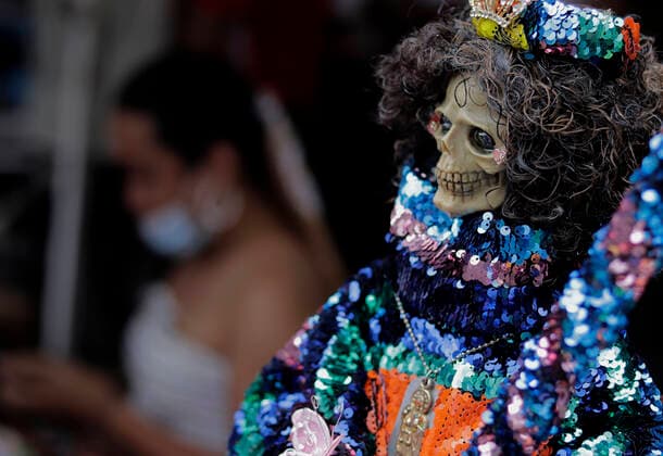 Followers Of Santa Muerte Call For An End To The Pandemic In Mexico A figure of Santa Muerte located in Tepito, Mexico City, during the COVID-19 health emergency in Mexico and the yellow epidemiological traffic light in the capital. Mexico City Mexico vieyra-notitle211001_npS0E  Copyright: xGerardoxVieyrax