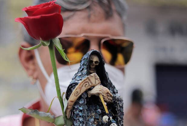 Followers Of Santa Muerte Call For An End To The Pandemic In Mexico Followers of Santa Muerte outside her temple in Tepito, Mexico City, gathered to give thanks for the favours granted by La Nina Blanca during the COVID-19 health emergency in Mexico and the yellow epidemiological traffic light in the capital. Mexico City Mexico vieyra-notitle211001_npvef  Copyright: xGerardoxVieyrax