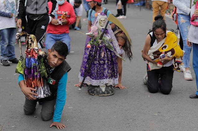 Followers Of Santa Muerte Call For An End To The Pandemic In Mexico Followers of Santa Muerte kneeling outside her temple in Tepito, Mexico City, gathered to give thanks for the favours granted by La Nina Blanca during the COVID-19 health emergency in Mexico and the yellow epidemiological traffic light in the capital. Mexico City Mexico vieyra-notitle211001_npEbu  Copyright: xGerardoxVieyrax
