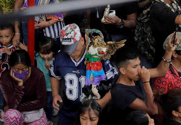 Followers Of Santa Muerte Call For An End To The Pandemic In Mexico Followers of Santa Muerte kneeling outside her temple in Tepito, Mexico City, gathered to give thanks for the favours granted by La Nina Blanca during the COVID-19 health emergency in Mexico and the yellow epidemiological traffic light in the capital. Mexico City Mexico vieyra-notitle211001_npax4  Copyright: xGerardoxVieyrax