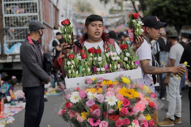 Followers Of Santa Muerte Call For An End To The Pandemic In Mexico A flower vendor outside the temple of Santa Muerte outside her temple located in Tepito, Mexico City, where several people gathered to give thanks for the favours granted by La Nina Blanca during the COVID-19 health emergency in Mexico and the yellow epidemiological traffic light in the capital. Mexico City Mexico vieyra-notitle211001_npEUZ  Copyright: xGerardoxVieyrax