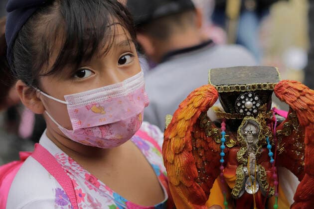 Followers Of Santa Muerte Call For An End To The Pandemic In Mexico A young girl carrying a figure of Santa Muerte outside her temple in Tepito, Mexico City, gathered to give thanks for the favours granted by La Nina Blanca during the COVID-19 health emergency in Mexico and the yellow epidemiological traffic light in the capital. Mexico City Mexico vieyra-notitle211001_npSHJ  Copyright: xGerardoxVieyrax