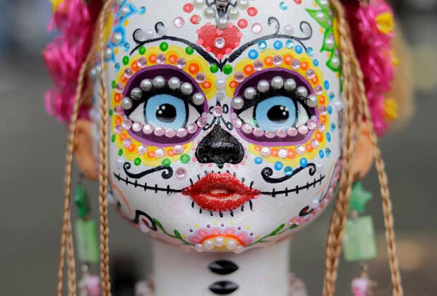News Bilder des Tages Followers Of Santa Muerte Call For An End To The Pandemic In Mexico A doll is characterised as La Catrina in allusion to Santa Muerte outside her temple located in Tepito, Mexico City, where several people gathered to give thanks for the favours granted by La Nina Blanca during the COVID-19 health emergency in Mexico and the yellow epidemiological traffic light in the capital. Mexico City Mexico vieyra-notitle211001_npmsU  Copyright: xGerardoxVieyrax