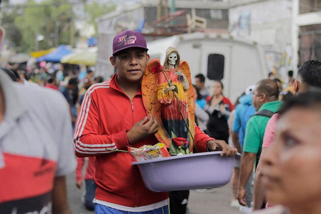 Followers Of Santa Muerte Call For An End To The Pandemic In Mexico Followers of Santa Muerte kneeling outside her temple in Tepito, Mexico City, gathered to give thanks for the favours granted by La Nina Blanca during the COVID-19 health emergency in Mexico and the yellow epidemiological traffic light in the capital. Mexico City Mexico vieyra-notitle211001_npT32  Copyright: xGerardoxVieyrax