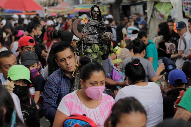 Followers Of Santa Muerte Call For An End To The Pandemic In Mexico Followers of Santa Muerte kneeling outside her temple in Tepito, Mexico City, gathered to give thanks for the favours granted by La Nina Blanca during the COVID-19 health emergency in Mexico and the yellow epidemiological traffic light in the capital. Mexico City Mexico vieyra-notitle211001_npfd3  Copyright: xGerardoxVieyrax