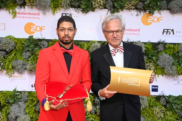 Notary representative Hellmut Sieglerschmidt with a Lola statuette at the 71 award ceremony of the German Film Award 2021 at the Palais am Funkturm in the Messe Berlin Berlin, 01 10 2021 Foto:xF.xKernx xFuturexImage