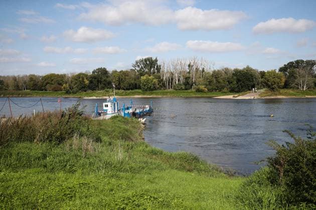 In Barby gibt es ein Fähr-Problem, seit einigen Monaten liegt die Fähre am Ufer vom Breitenhagen. In diesem Jahr sieht es mit einem Regelfährbetrieb, wie er in den vergangenen Jahren stattfand, schlecht aus. Denn die Einheitsgemeinde hat zu wenig Fährpersonal. Seit mehreren Monaten geht in Breitenhagen nichts mehr. Eine Elbquerung ist nicht möglich zum Frust von Radtouristen als auch Berufspendlern. *** In Barby there is a ferry problem, for some months the ferry lies on the shore of Breitenhagen This year it looks with a regular ferry operation, as it took place in the past years, badly because the unity municipality has too few ferry personnel For several months nothing more goes in Breitenhagen An Elbe crossing is not possible to th