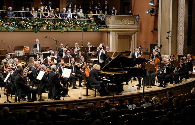 Prager Rundfunk-Sinfonieorchester Konzert Venezuelan pianist Gabriela Montero performs at the opening concert of the 95th season of the Prague Radio Symphony Orchestra (SOCR) under the baton of Petr Popelka, on October 1, 2021, in Prague, Czech Republic. (CTKxPhoto MichalxKrumphanzl) CTKPhotoP2021100108795  kru 1