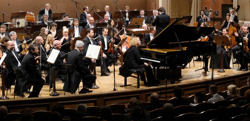 Prager Rundfunk-Sinfonieorchester Konzert Venezuelan pianist Gabriela Montero performs at the opening concert of the 95th season of the Prague Radio Symphony Orchestra (SOCR) under the baton of Petr Popelka, on October 1, 2021, in Prague, Czech Republic. (CTKxPhoto MichalxKrumphanzl) CTKPhotoP2021100108796  kru 2
