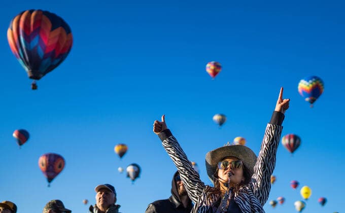 October 2, 2021, Albuquerque, NEW MEXICO, USA: .The 2021 Albuquerque International Balloon Fiesta took this morning without a hitch. Pictured is laugh director Nicole Tagart(Cq) giving the thumbs up to a pilot indicating it s good to take off Saturday morning. .Albuquerque, New Mexico Albuquerque Journal. Albuquerque USA - ZUMAab1_ 20211002_zaf_ab1_001 Copyright: xRobertoxE.xRosalesx