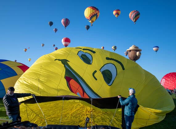 October 2, 2021, Albuquerque, NEW MEXICO, USA: .The 2021 Albuquerque International Balloon Fiesta took this morning without a hitch. Pictured are balloons inflating for the mass ascension Saturday morning. .Albuquerque, New Mexico Albuquerque Journal. Albuquerque USA - ZUMAab1_ 20211002_zaf_ab1_002 Copyright: xRobertoxE.xRosalesx