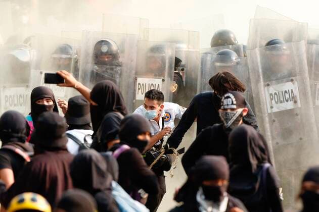 Demonstrators clash with police agents during a march commemorating the 53rd anniversary of the Tlatelolco Massacre of 1968, in Mexico City, Mexico, 02 October 2021. At least 300 people were killed in the Tlatelolco Massacre. March commemorating 53 anniversary of the Tlatelolco massacre !ACHTUNG: NUR REDAKTIONELLE NUTZUNG!  Copyright: xCarlosxRamirezx MEX2976 20211003-2f2298e6582327560d7de711bb498cbed4f02e95