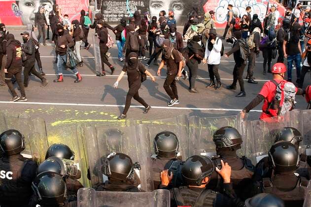 News Bilder des Tages Demonstrators clash with police agents during a march commemorating the 53rd anniversary of the Tlatelolco Massacre of 1968, in Mexico City, Mexico, 02 October 2021. At least 300 people were killed in the Tlatelolco Massacre. March commemorating 53 anniversary of the Tlatelolco massacre !ACHTUNG: NUR REDAKTIONELLE NUTZUNG!  Copyright: xCarlosxRamirezx MEX2978 20211003-59a9295ef7d9fefafda82cf6e32644ce2d7791b6