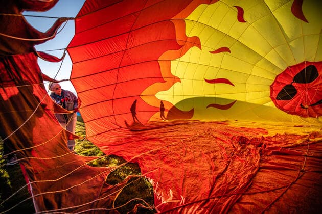 News Bilder des Tages October 2, 2021, USA: The 2021 Albuquerque International Balloon Fiesta took off this morning without a hitch. Pictured are balloons inflating for the mass ascension Saturday morning. Albuquerque, New Mexico Albuquerque Journal. USA - ZUMAab1_ 20211002_zaf_ab1_013 Copyright: xRobertoxE.xRosalesx