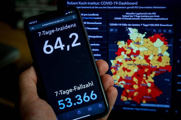 Coronavirus in Germany Covid 19 Dashboard of the Robert Koch Institute 03 10 2021 Robert Koch Institute 7 days Incidence 64.2 7 days Number of cases 53 366 COVID 19 cases 4 252 300 Addition of 6 164 compared to the previous day COVID 19 deaths 93 786 Addition of 9 compared to the previous day