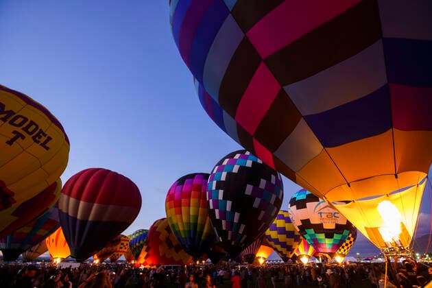 October 2, 2021, albuquerque, New Mexico, USA: Pilots hit the gas to light up their balloons during the Twilight Twinkle Glow on the first night of the Albuquerque International Balloon Fiesta on Saturday, Oct. 2, 2021. During the Glow many of the balloons are inflated and lit up as the sun goes down. for the Albuquerque Journal albuquerque USA - ZUMAab1_ 20211002_zaf_ab1_039 Copyright: xNadavxSorokerx