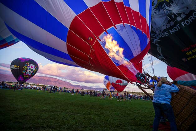 October 2, 2021, albuquerque, New Mexico, USA: April Charlton with the Rising Star holds onto the basket as they inflate for for the Twilight Twinkle Glow on the first night of the Albuquerque International Balloon Fiesta on Saturday, Oct. 2, 2021. During the Glow many of the balloons are inflated and lit up as the sun goes down. for the Albuquerque Journal albuquerque USA - ZUMAab1_ 20211002_zaf_ab1_043 Copyright: xNadavxSorokerx